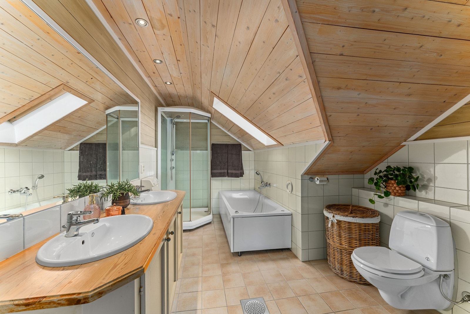 Badet i 2. etasje er lyst og innbydende, og innredet med både funksjon og velvære i tankene. Galleribilde