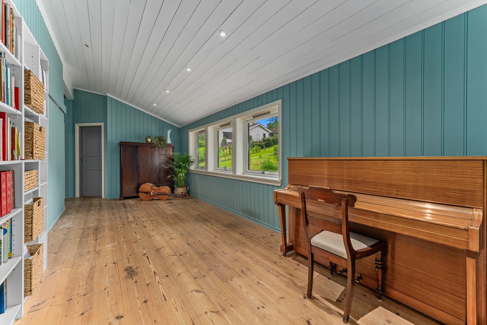 Allrommet som fører deg videre til 1. etasjens tre soverom. Her er det god plass til både bokhylle og piano. Galleribilde