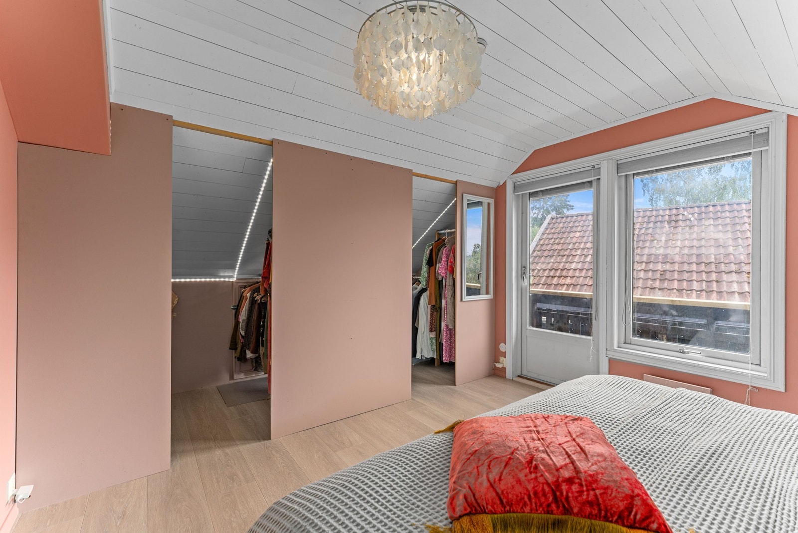 Praktisk walk-in garderobe med god oppbevaringsplass. Galleribilde