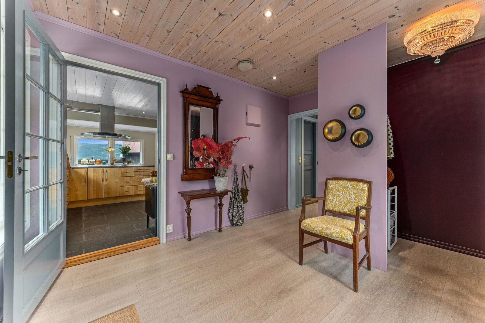 Boligen ønsker deg velkommen med en romslig og innbydende entré. Her er det lagt laminat på gulvet, mens veggene er malt i en herlig rosa tone som skaper en frisk og personlig atmosfære allerede ved inngangspartiet. Galleribilde