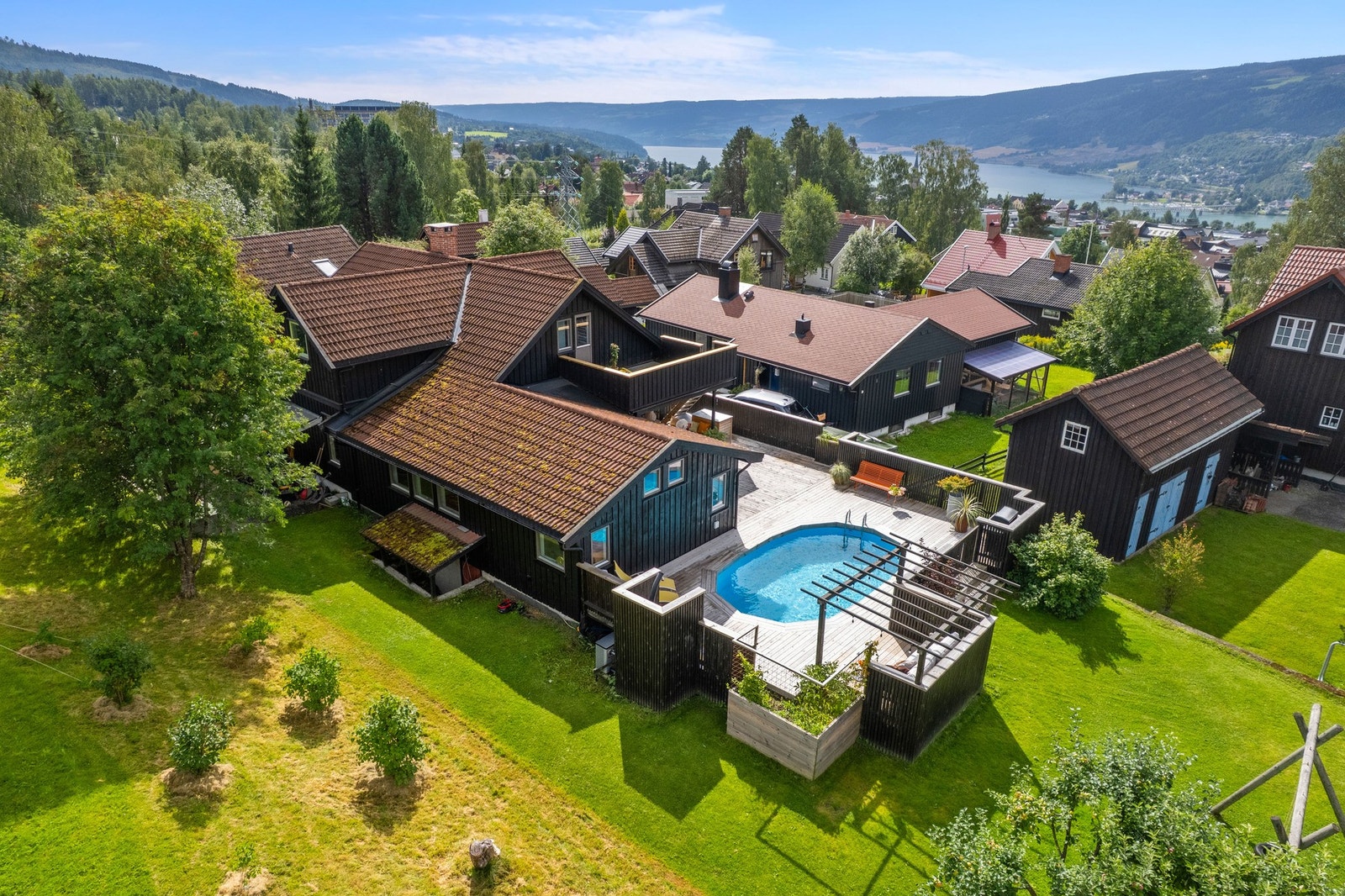 Her får du en enebolig med gjennomgående høy standard, flotte uteområder og attraktiv beliggenhet i et rolig og veletablert boligområde - kun noen minutters gange fra Lillehammers sentrum. Galleribilde