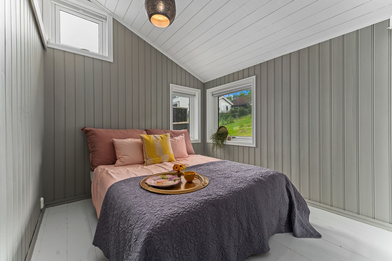 Koselig soverom med dobbeltseng og lyse vegger. Galleribilde