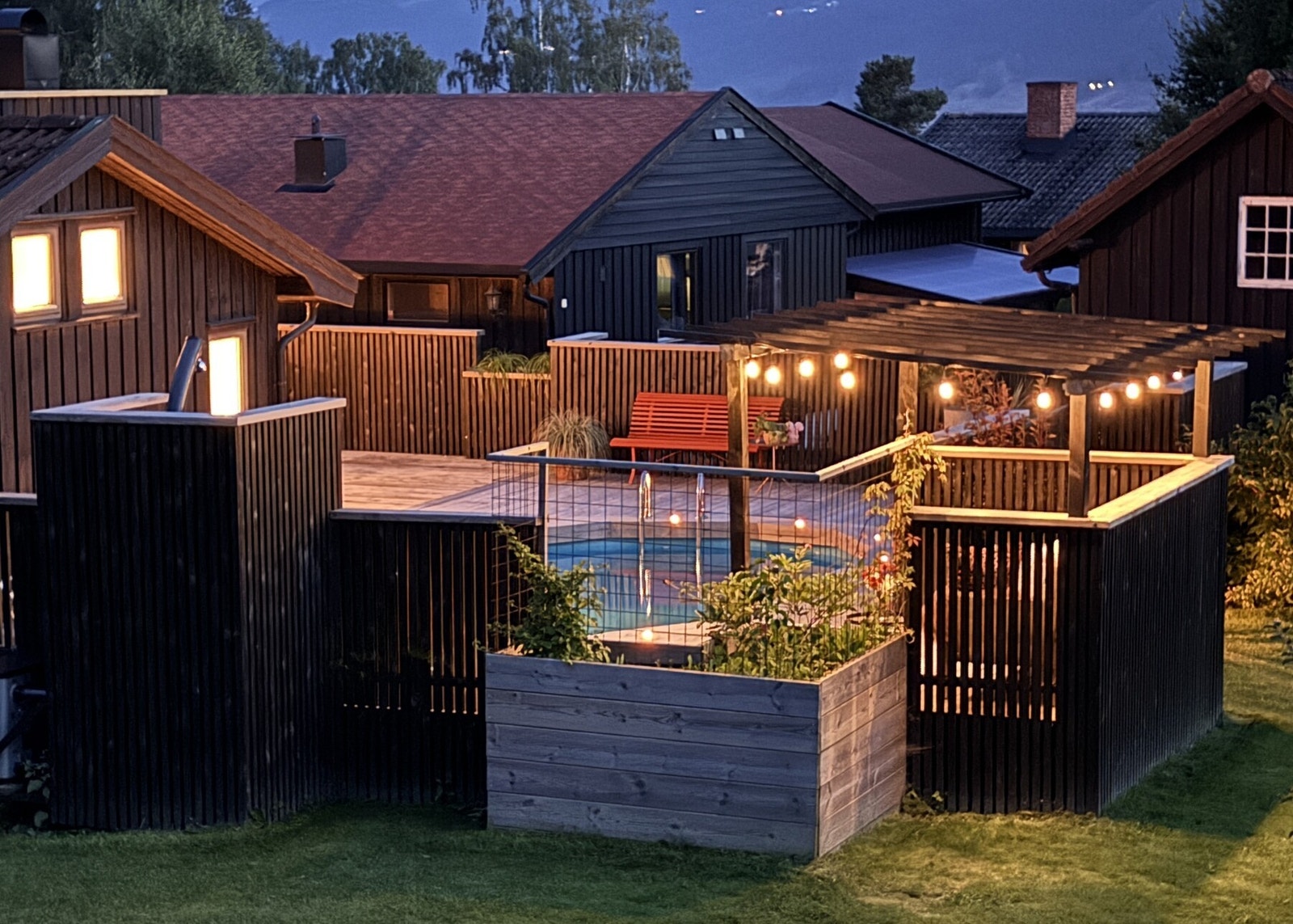 Uteområdet inviterer til stemningsfulle kvelder. Galleribilde