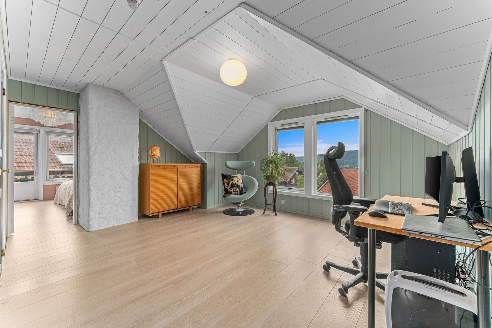 Lys loftstue med store vinduer og god plass til både kontor og kos. Galleribilde