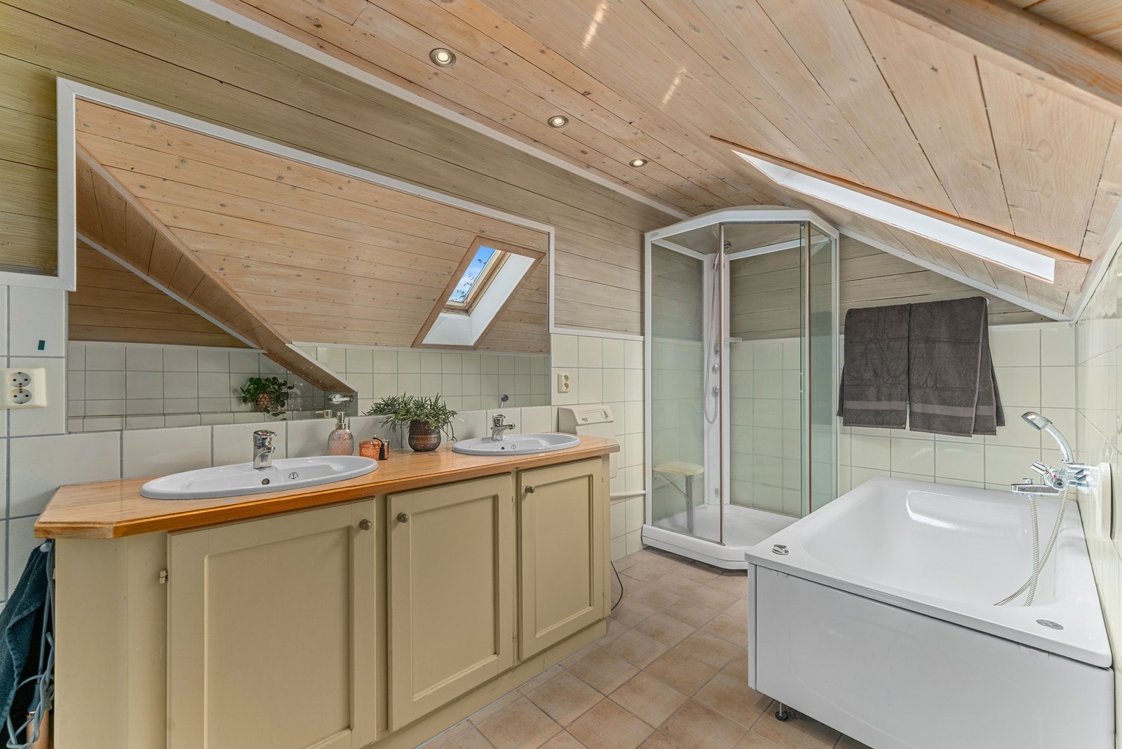 Badekaret inviterer til lange, avslappende bad, og vindu sørger for naturlig lysinnslipp. Galleribilde