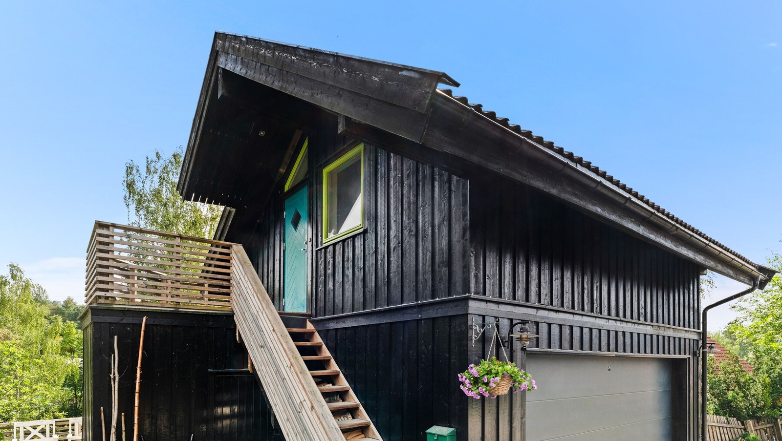 Frittliggende garasje med hybel i 2. etasje. Galleribilde