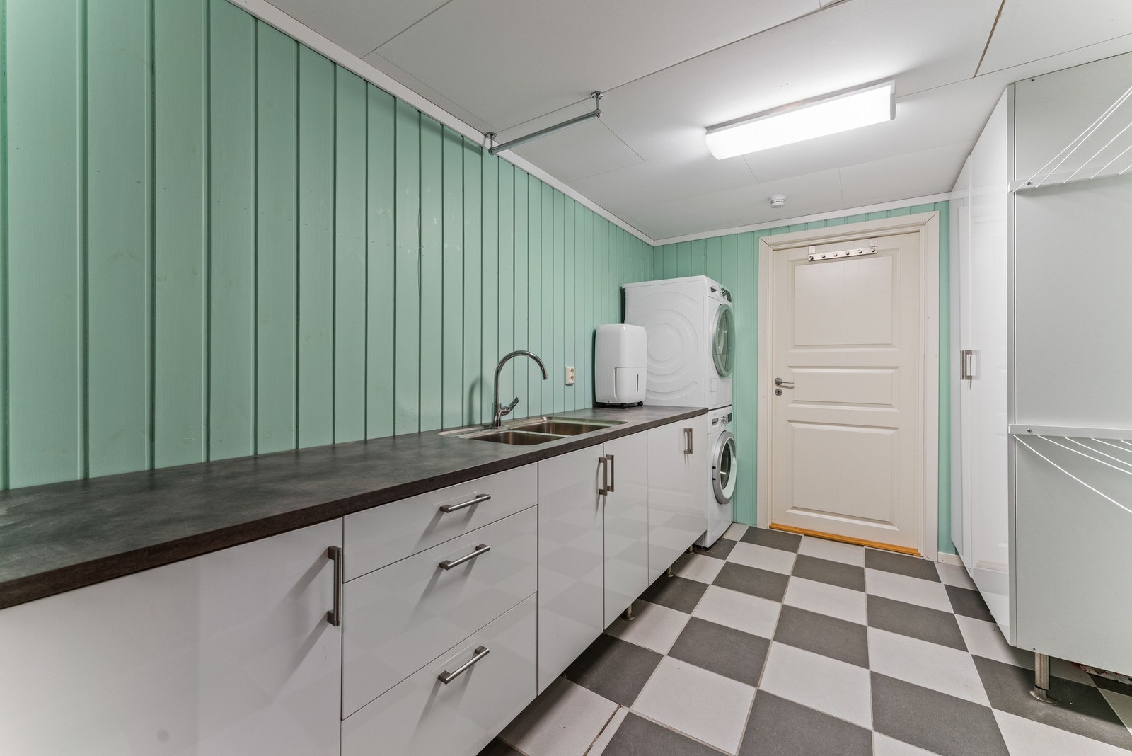 Praktisk vaskerom med arbeidsbenk og opplegg for vaskemaskin/tørketrommel. Her er det også en praktisk skittentøysjakt fra 2. etasje som gjør hverdagen enklere. Galleribilde