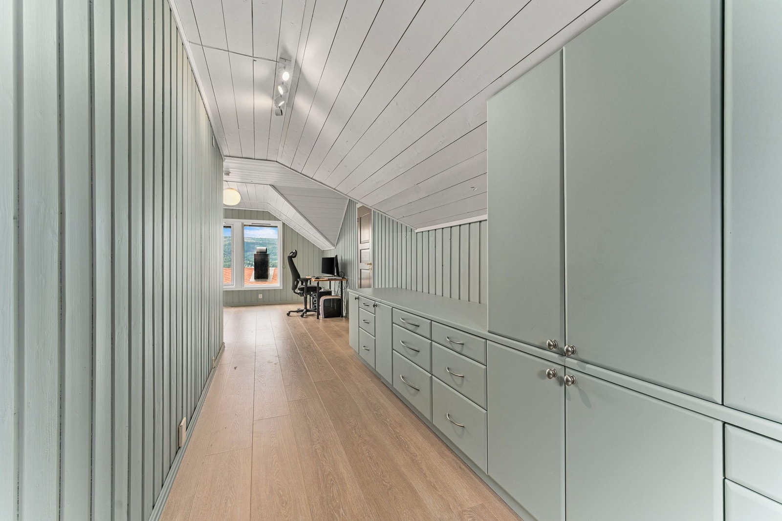 I 2. etasje blir du møtt av en praktisk gang, med masse oppbevaringsplass. Galleribilde