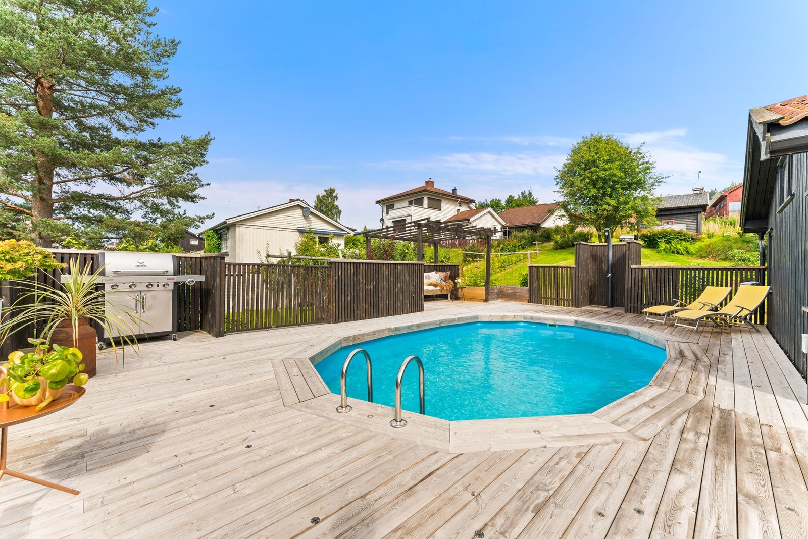 Her finner man et nedfelt basseng som er eiendommens store høydepunkt - perfekt for late sommerdager, rekreasjon og sosialt samvær. Galleribilde