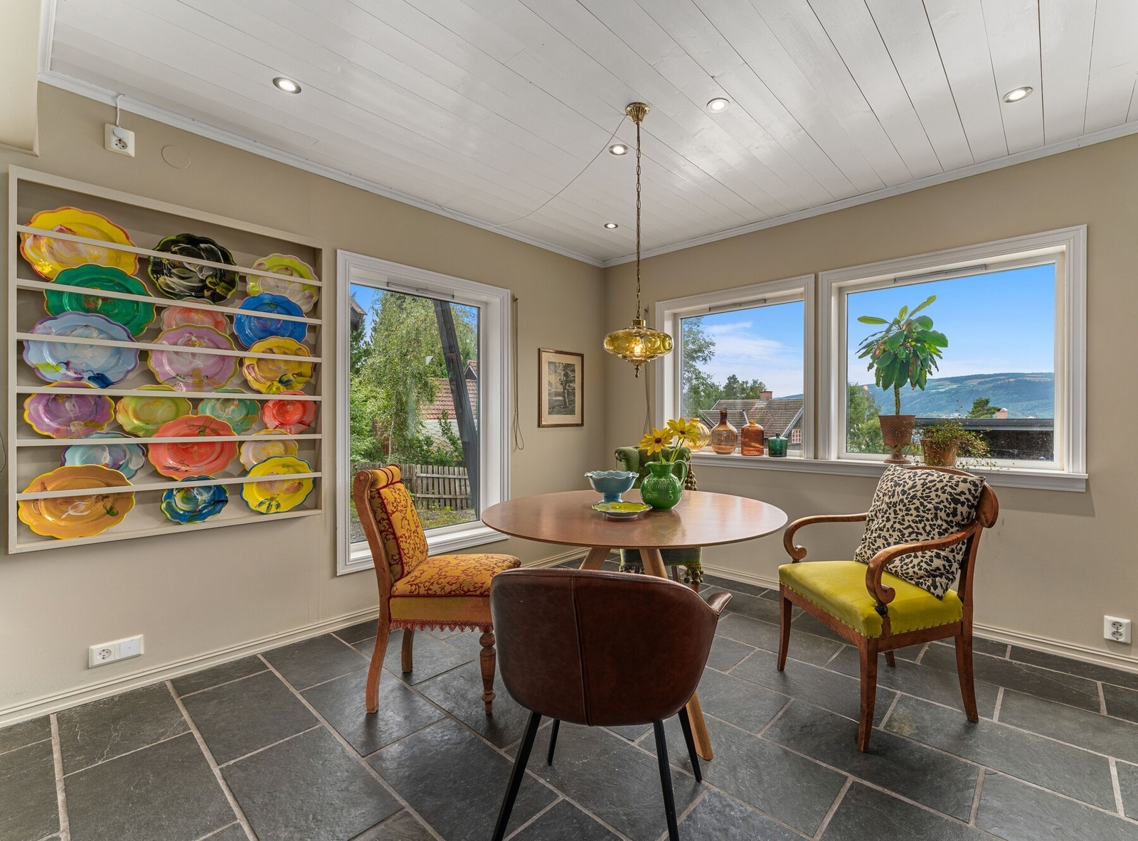 Et kjøkken som passer like godt til hverdag som til hyggelige sammenkomster. Galleribilde