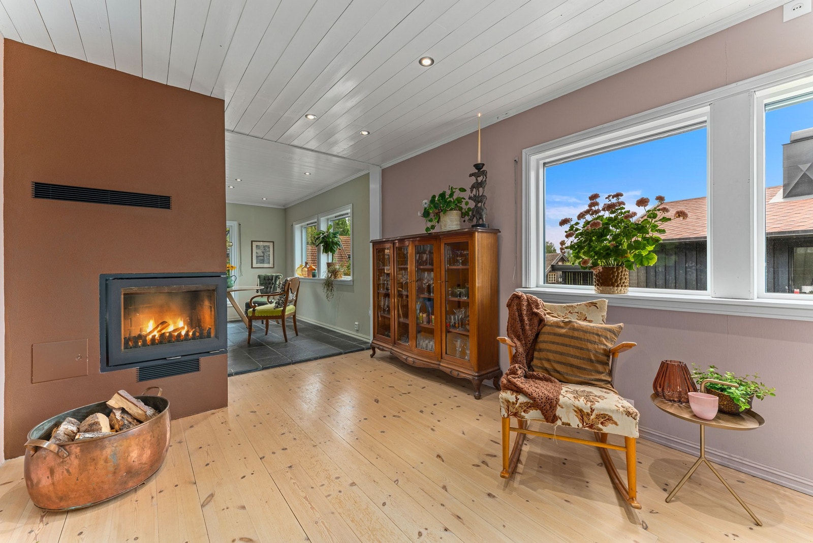 Koselig stuedel med peis som gir lun varme. Galleribilde