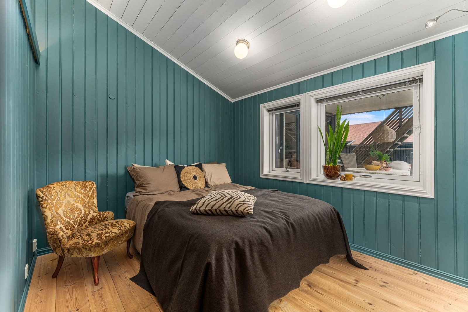 Soverom med lune farger og plass til dobbeltseng. Galleribilde