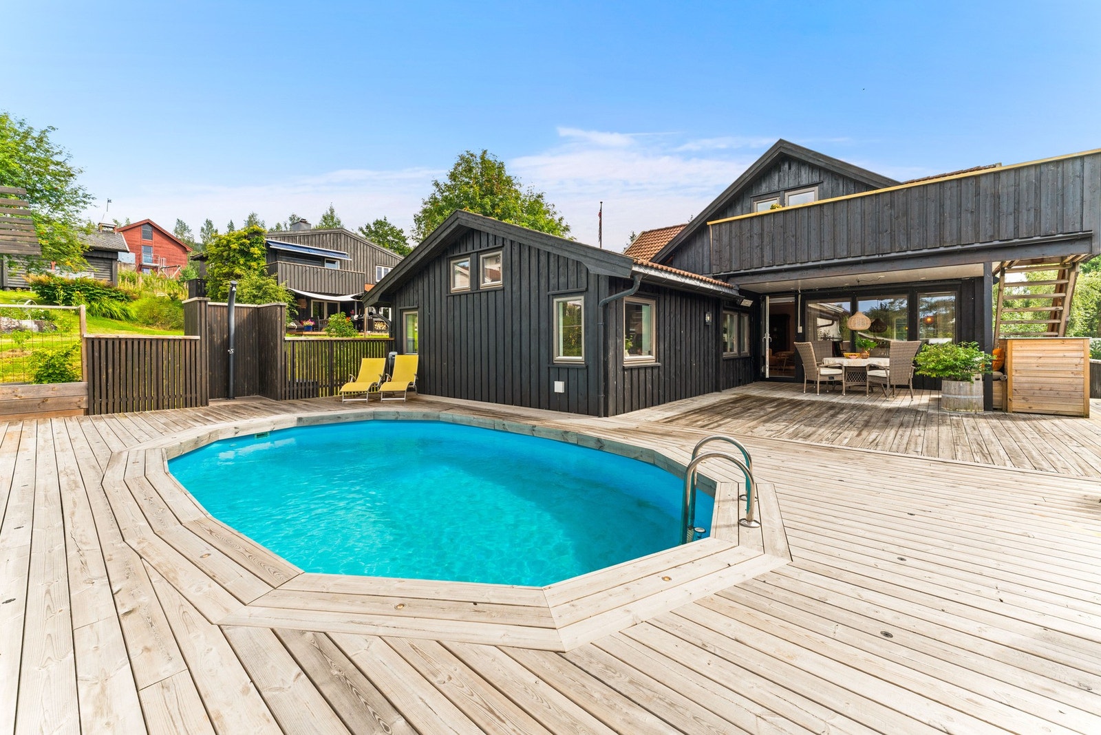 Uteområdet er svært pent opparbeidet med flere soner som gir god plass til både spisegrupper, lounge-møbler og solsenger. Galleribilde