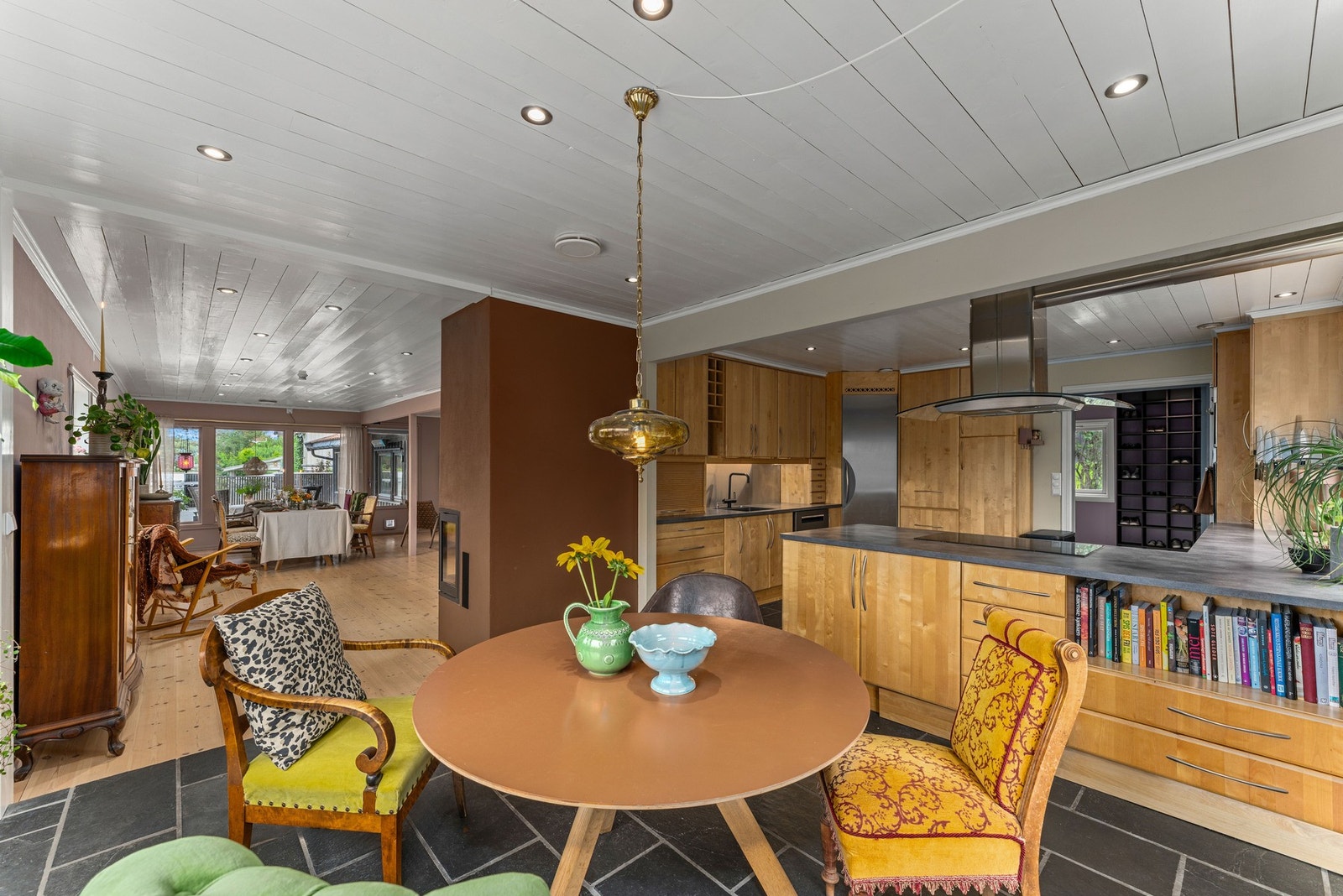 Kjøkkenet har åpen forbindelse til spisestuen og stuen. Galleribilde