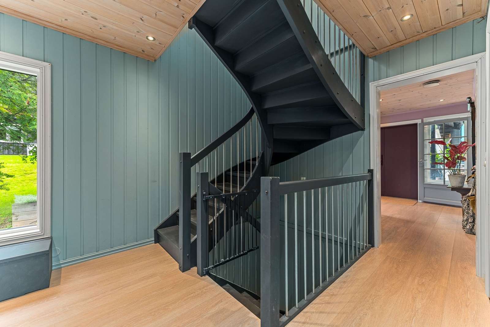 Pen trappeoppgang med flott utsyn til hagen. Galleribilde