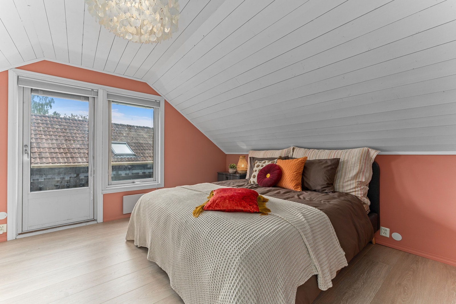 Soverom med delikate farger og utgang til balkong. Galleribilde