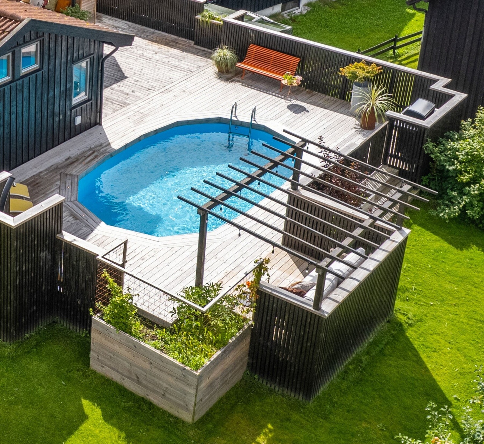 Dette er en uteplass som byr på både avslapning og underholdning, og som skaper en eksklusiv ramme rundt eiendommen. Galleribilde