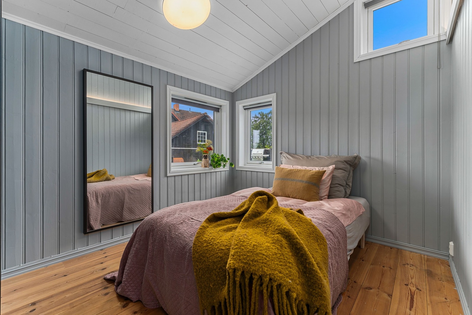 Lyst soverom med store vinduer og god takhøyde. Galleribilde