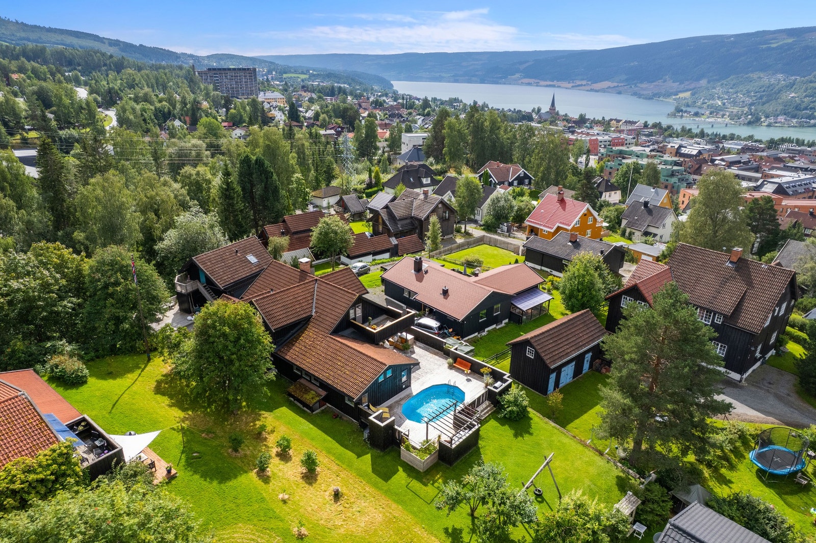 Eiendommen ligger i et veletablert og rolig boligområde, samtidig som du har Lillehammers pulserende sentrum bare noen minutters gange unna. Galleribilde