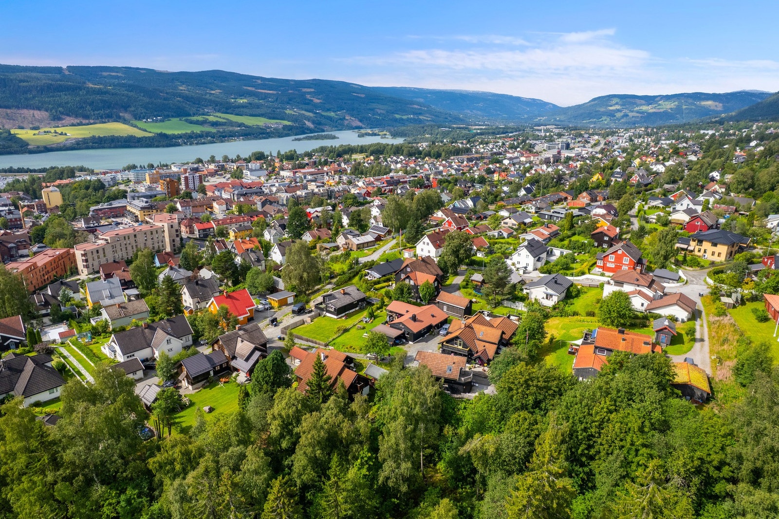 Alt du trenger i hverdagen ligger i umiddelbar nærhet, noe som gjør dette til en beliggenhet som passer like godt for barnefamilier som for deg som ønsker en aktiv og urban livsstil. Galleribilde