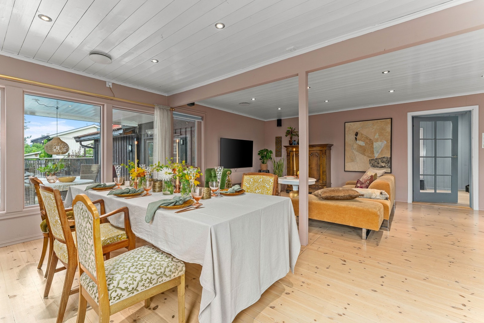 Spisestuen danner en flott ramme for lange middager med familie og venner. Galleribilde