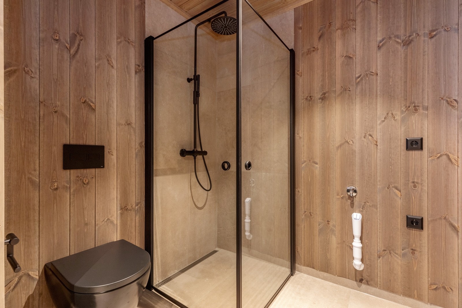 Det ene badet har opplegg til vaskemaskin Galleribilde