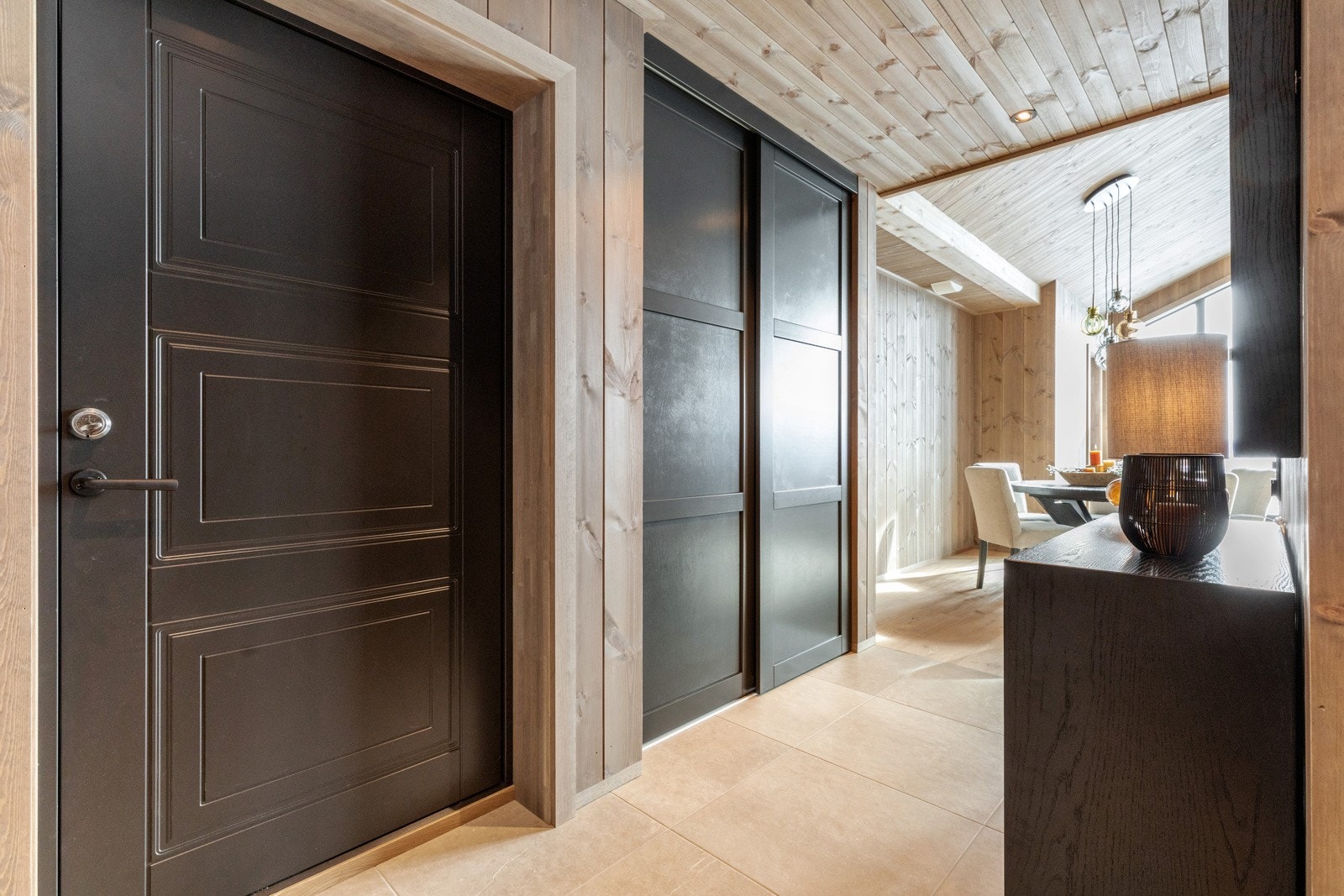 Entré med flislagt gulv og innebygd skyvedørsgarderobe med plass til diverse oppbevaring Galleribilde