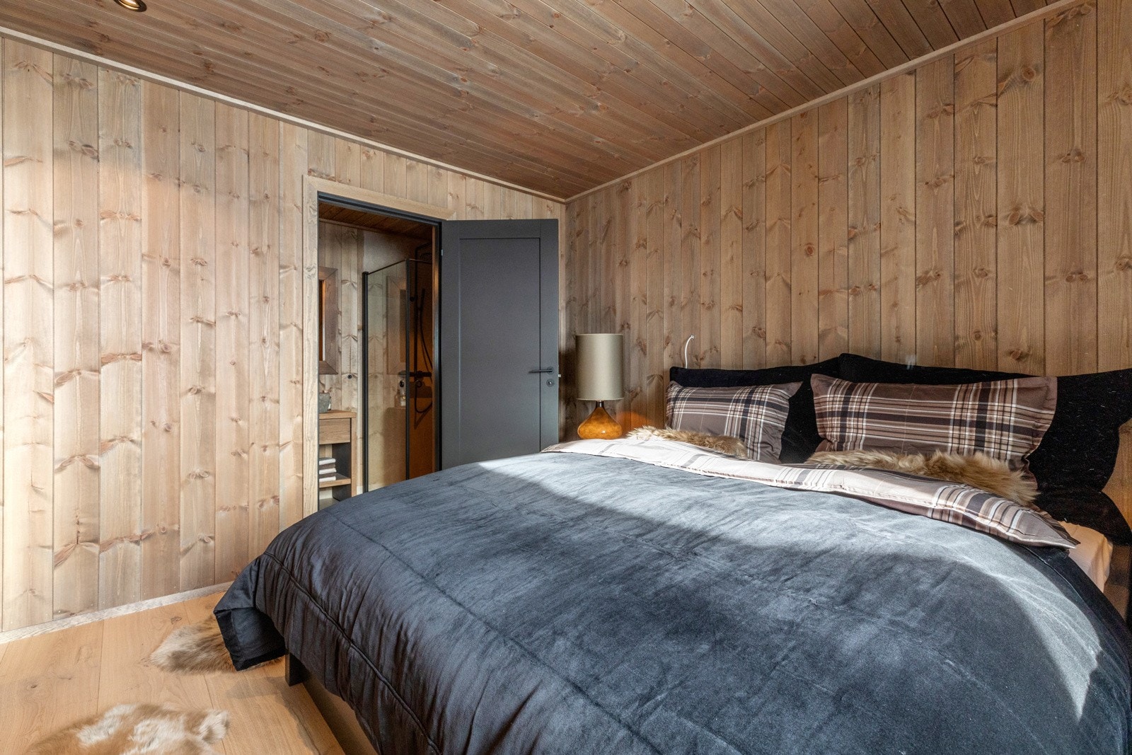 Hovedsoverommet har plass til dobbeltseng og garderobeskap Galleribilde