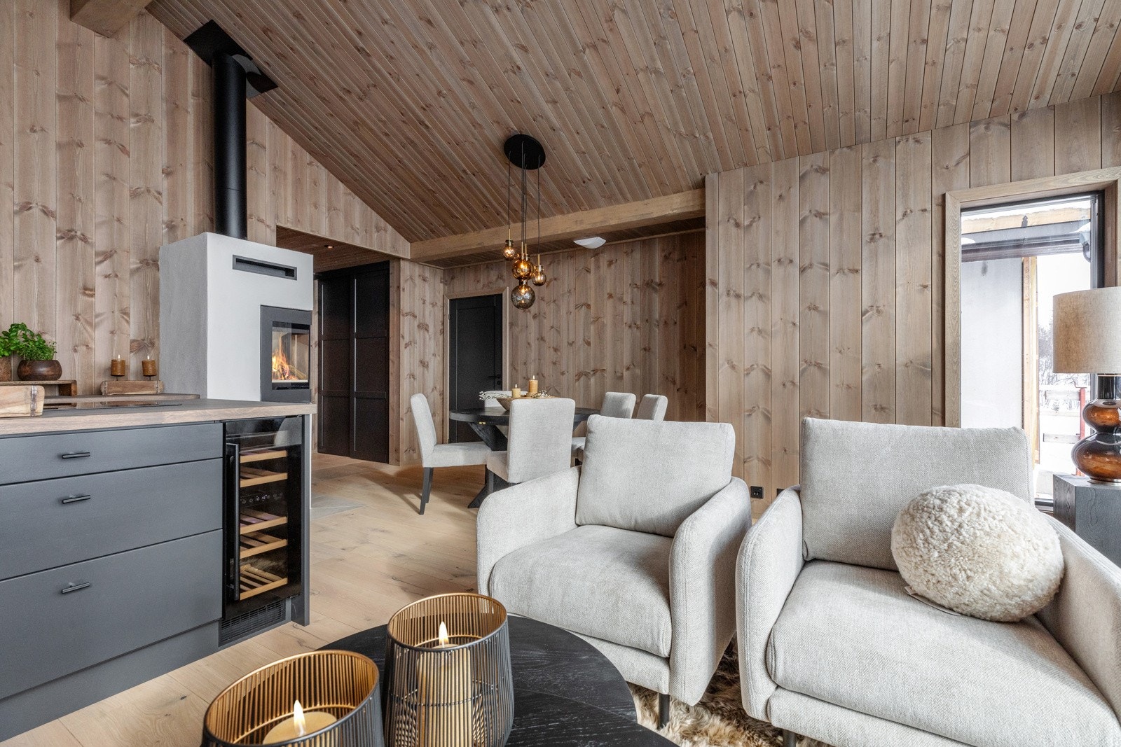 Åpen stue og kjøkkenløsning med god plass til sittegruppe og spisegruppe Galleribilde