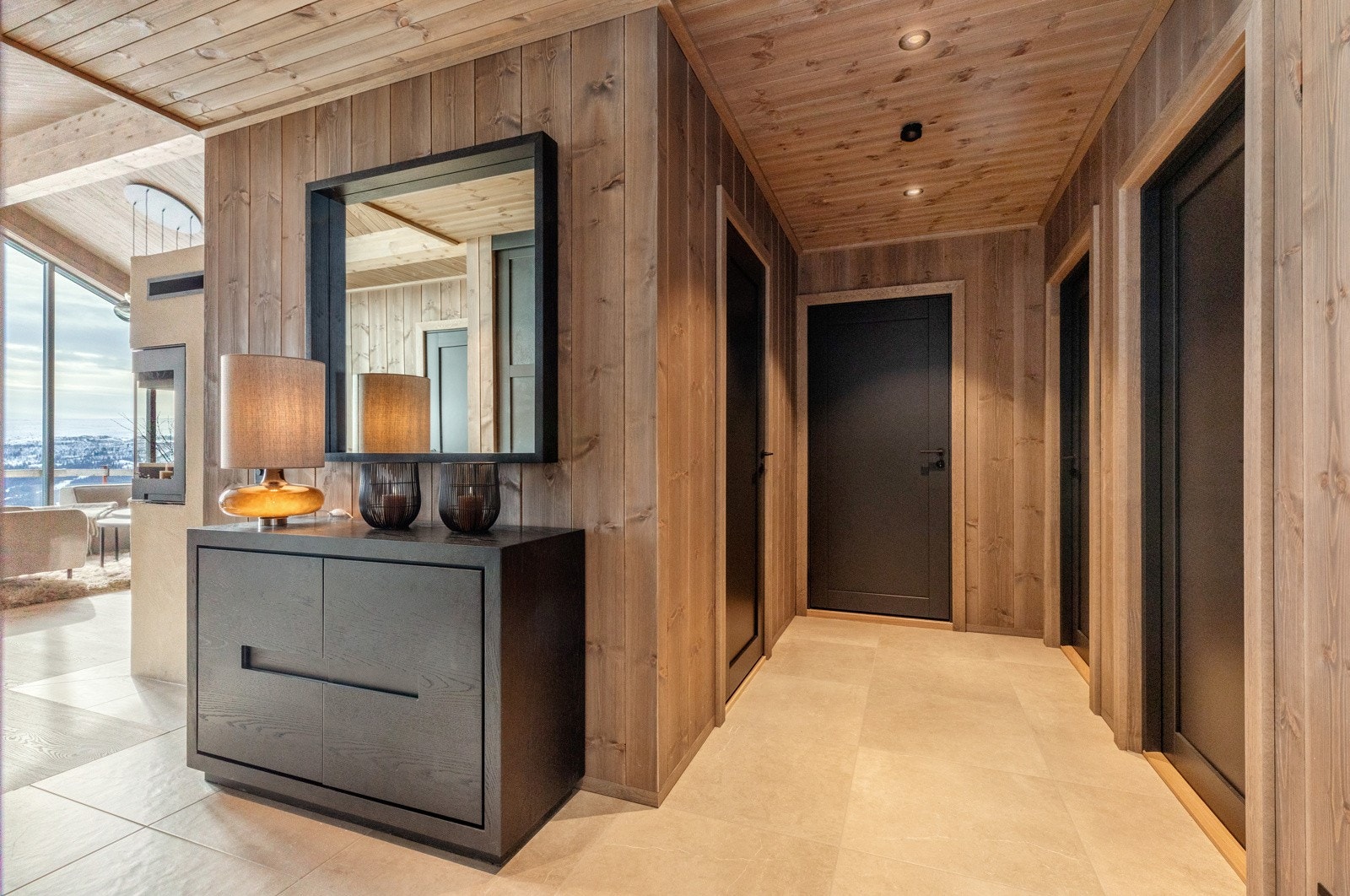 Fellesutgifter er stipulert til kr. 4 520,- pr. mnd. og inkluderer blant annet byggforsikring, festeavgift, ekstra strøm, energi, brøyting, hytteforening etc. Se mer under "Økonomi" i salgsoppgaven Galleribilde