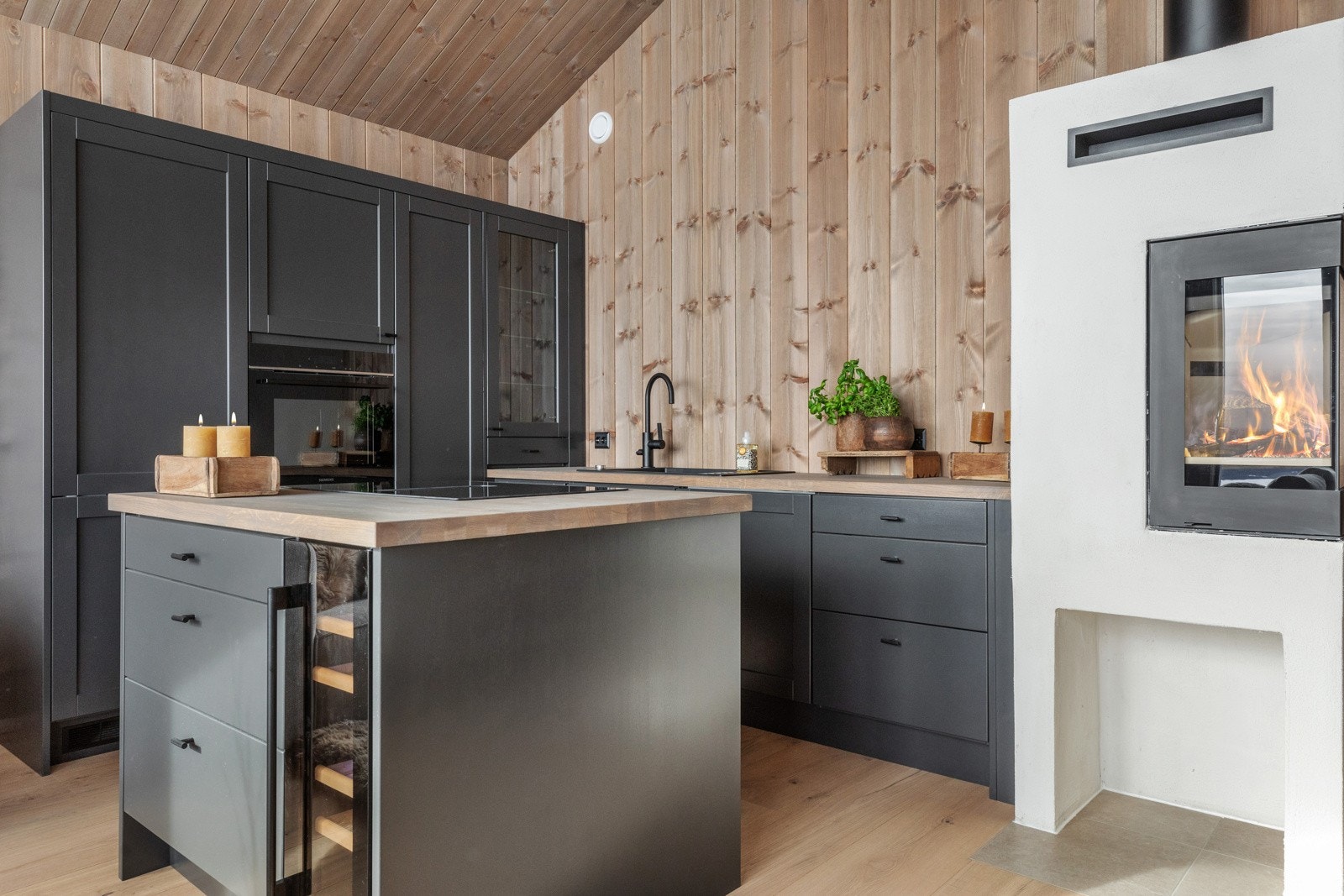 Kjøkkenhjørnet og kjøkkenøyen gir godt med benkeplass og skapplass/skuffer Galleribilde