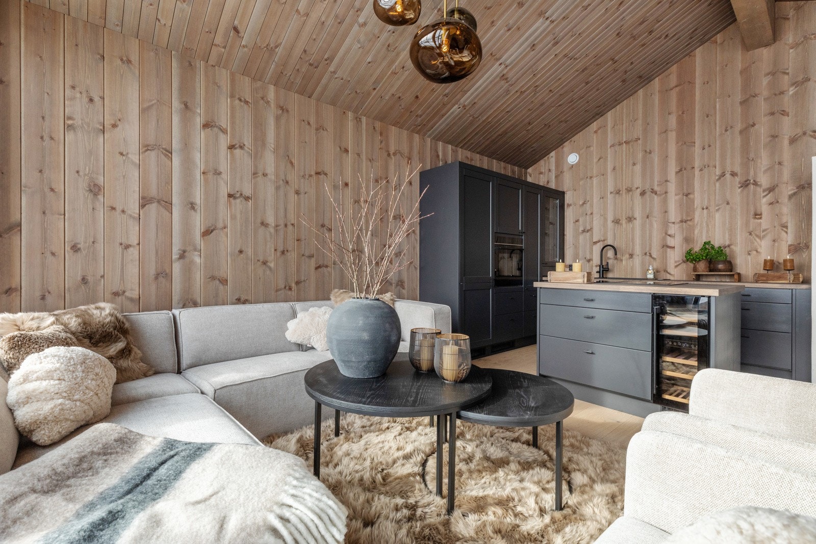 Svart kvalitetskjøkken fra Kistefos Møbler med heltre benkeplate. Tilvalg med kjøkkenøy og vinskap inkludert! Galleribilde