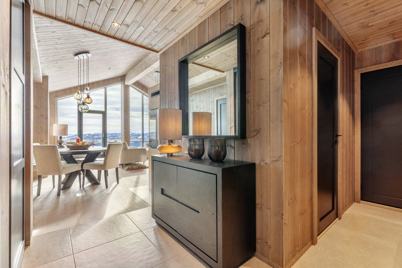 Det er vannbåren varme i alle rom med trådløs styring for hver sone Galleribilde