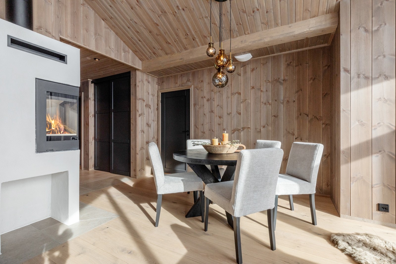 Peis i oppholdsrommet gir en god varme og hyggelig stemning Galleribilde