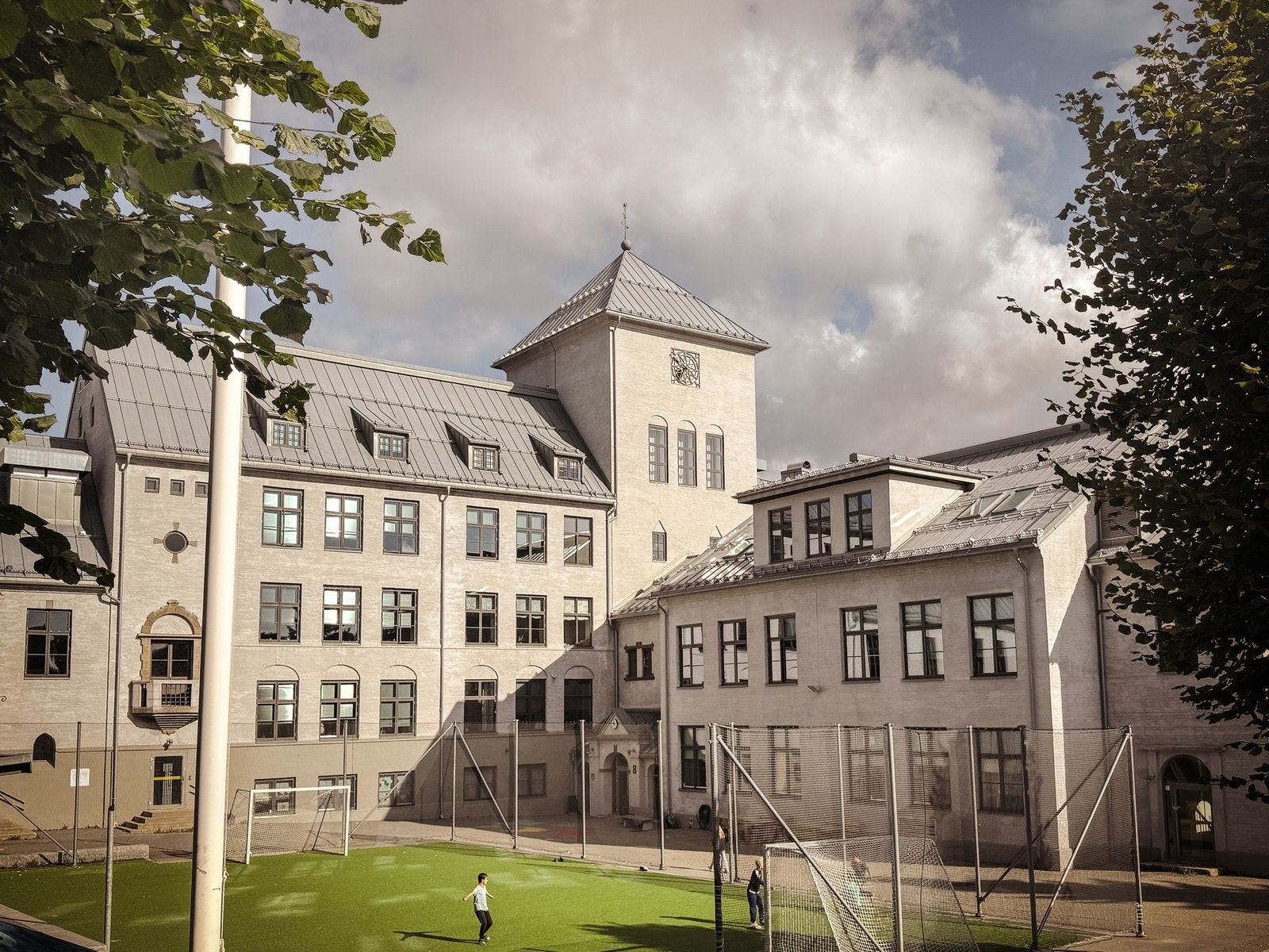 Attraktive Danvik barneskole ligger få minutters gange fra Amtmand Breders gate. Bygningen stammer fra 1907 og fikk sin endelige arkitektoniske form i 1922. Galleribilde