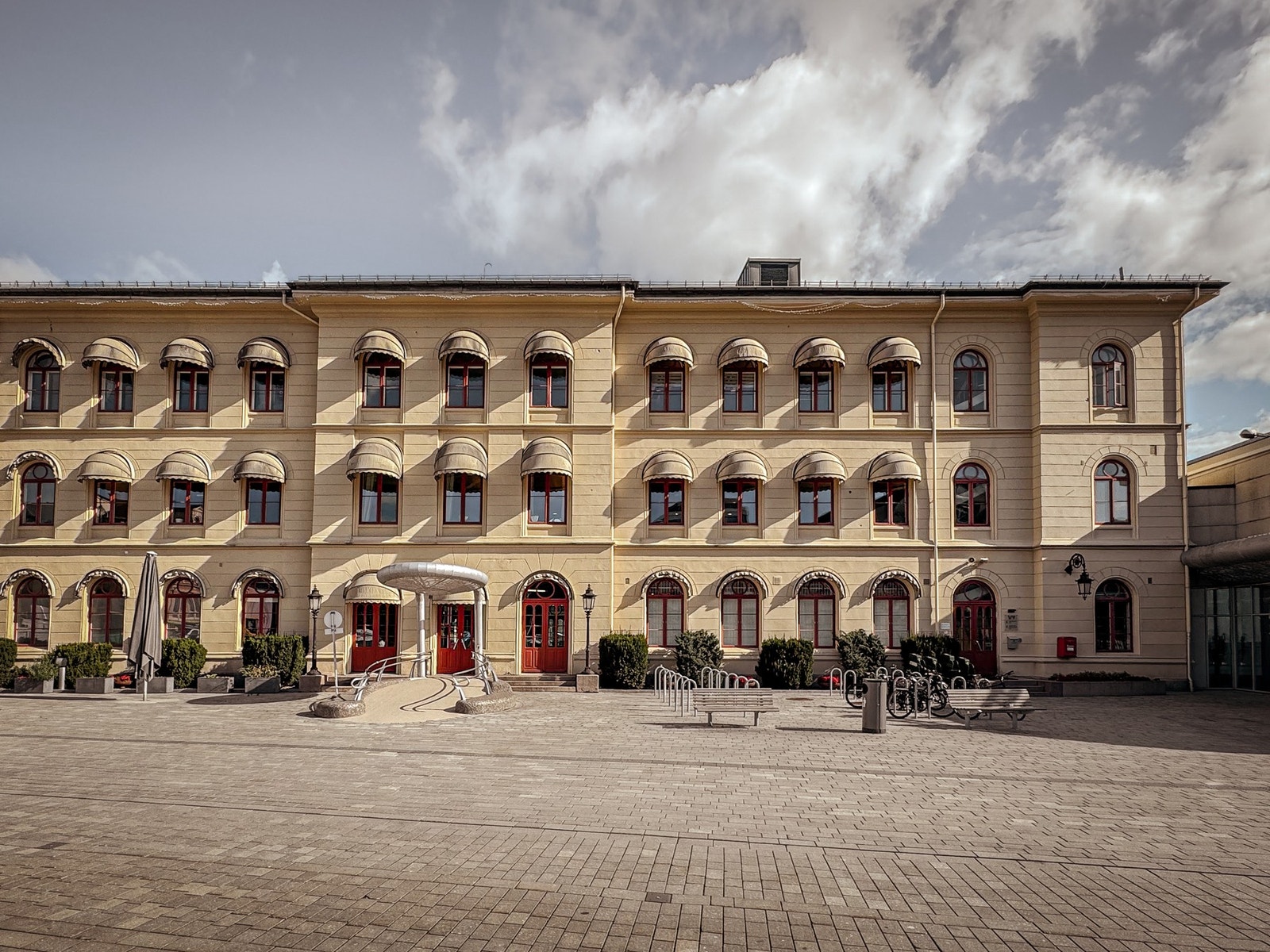 Drammen stasjon ble åpnet i 1866 da Randsfjordbanen ble tatt i bruk. Stasjonen er en av de større i den utvidede Oslo-regionen. Galleribilde