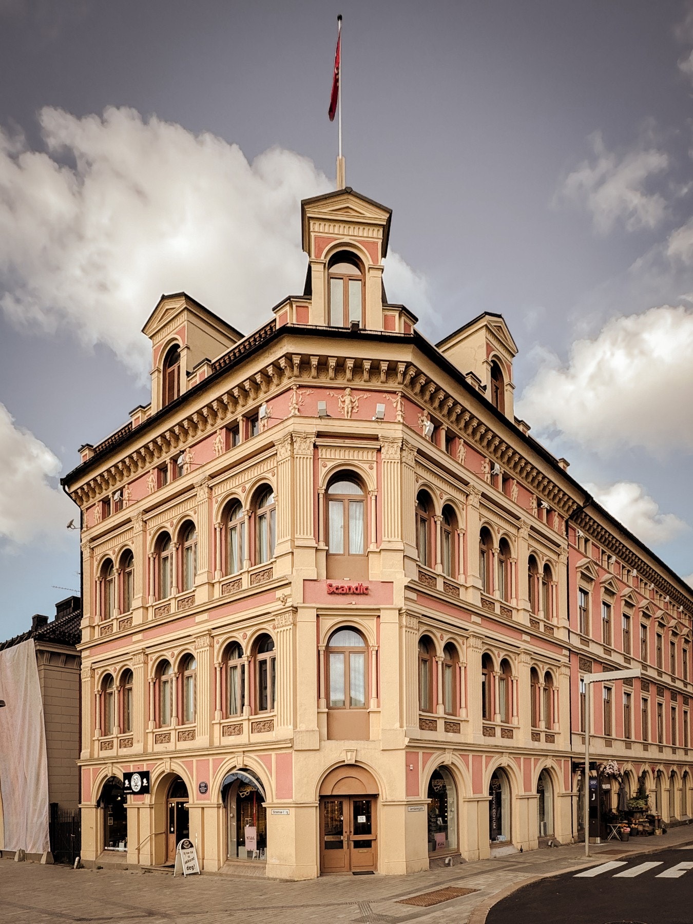 Området rundt Drammen stasjon byr på historiske bygninger og vakker arkitektur. Galleribilde
