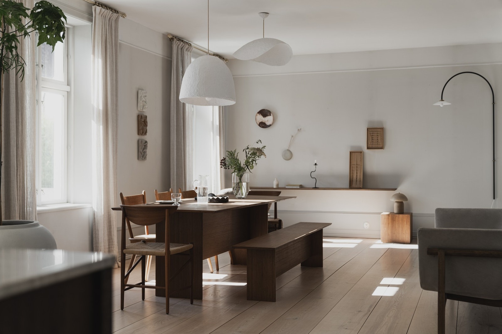 En særdeles stor spisestue i åpen løsning mot kjøkkenet, perfekt for langbord og sosiale sammenkomster. Galleribilde