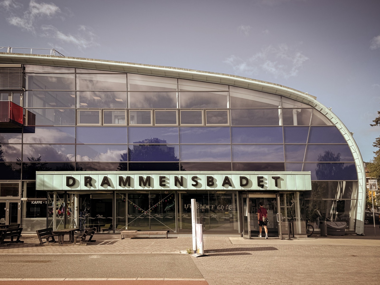 Drammensbadet ligger lett tilgjengelig og er med sine totalt 9 basseng, fem innendørs og fire utendørs, norges største badeanlegg på til sammen 12 000 m². Galleribilde