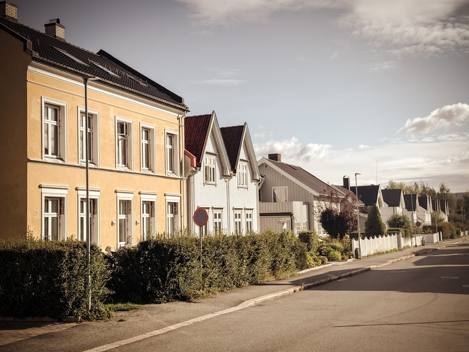 Historisk arkitektur, forhager og brede gater preger bymiljøet. Galleribilde