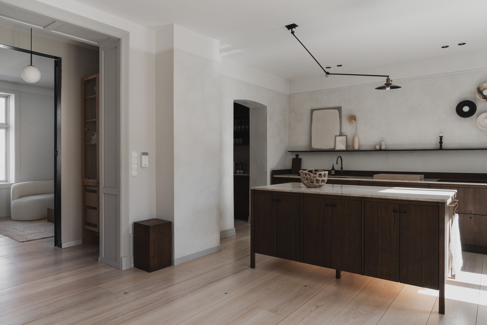 Flytende overgang mellom rommene med åpen terskelfri gang mellom kjøkken og stue. Galleribilde