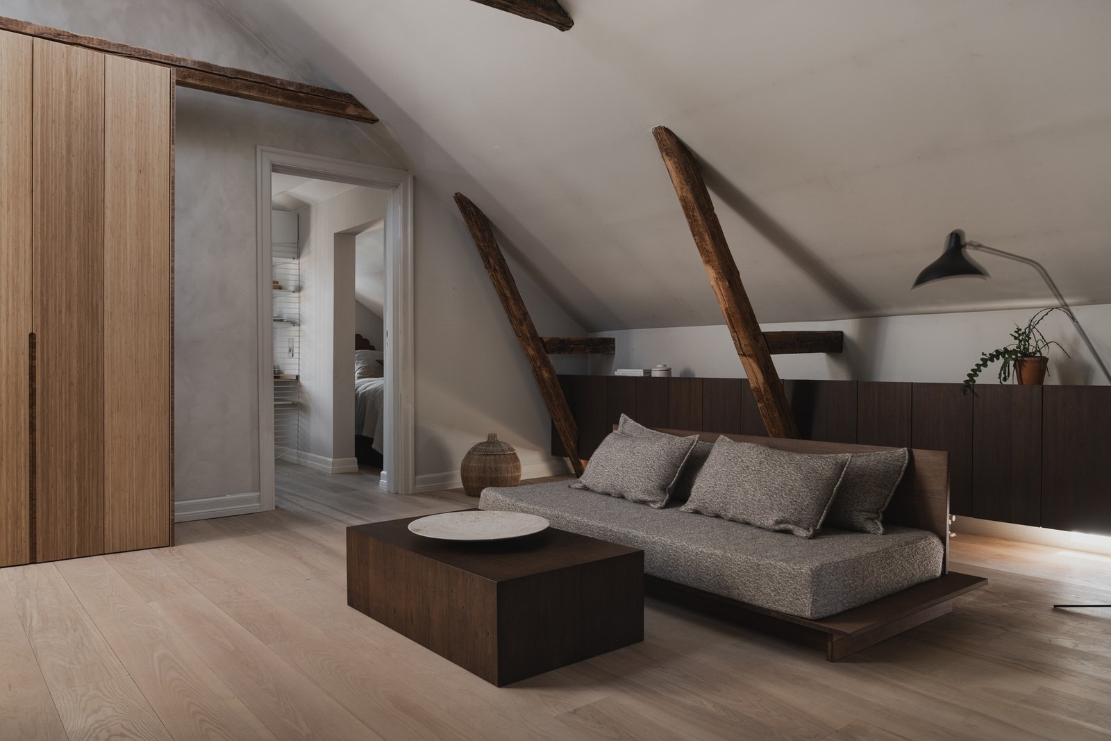 Plassbygd skjenk og høye garderobeskap i loftstuen gir ekstra god skapplass i andre etasje. Galleribilde