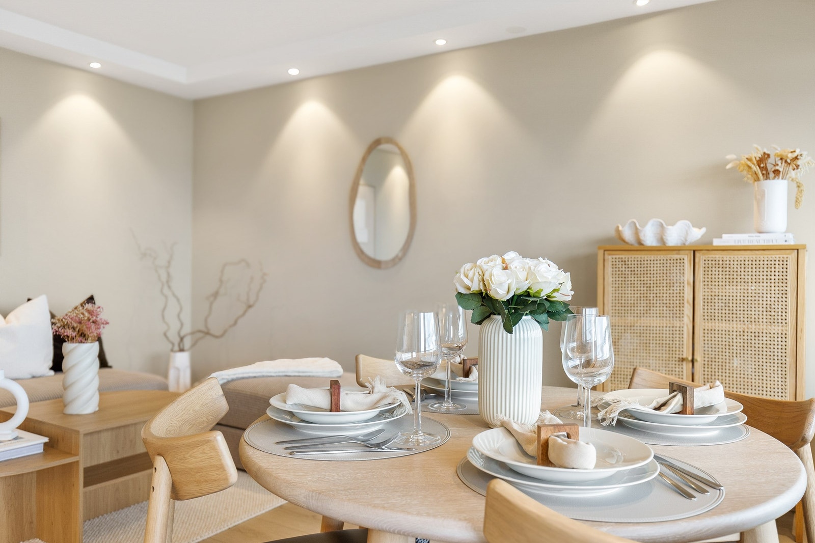 Her er det også plass til et spisebord hvor man kan invitere venner og familie på middagsbesøk. Galleribilde