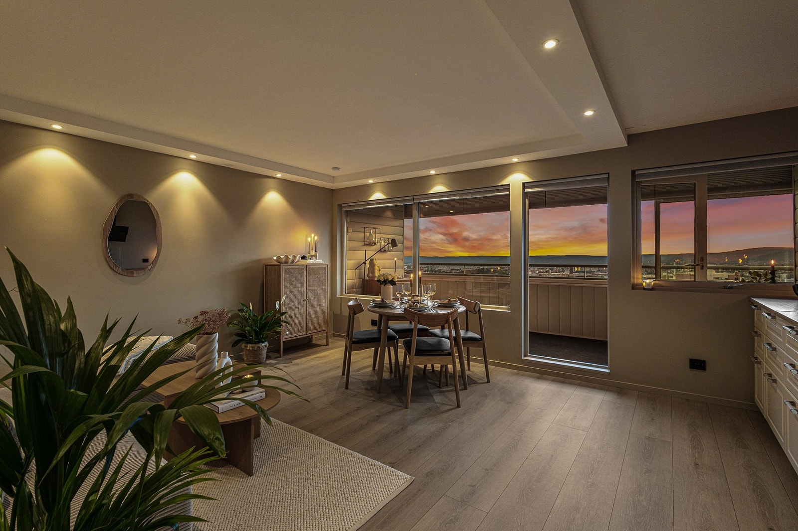 En lekker og stilfull leilighet med to soverom, åpen stue/kjøkkenløsning og en innglasset balkong på ca. 10 m². Galleribilde