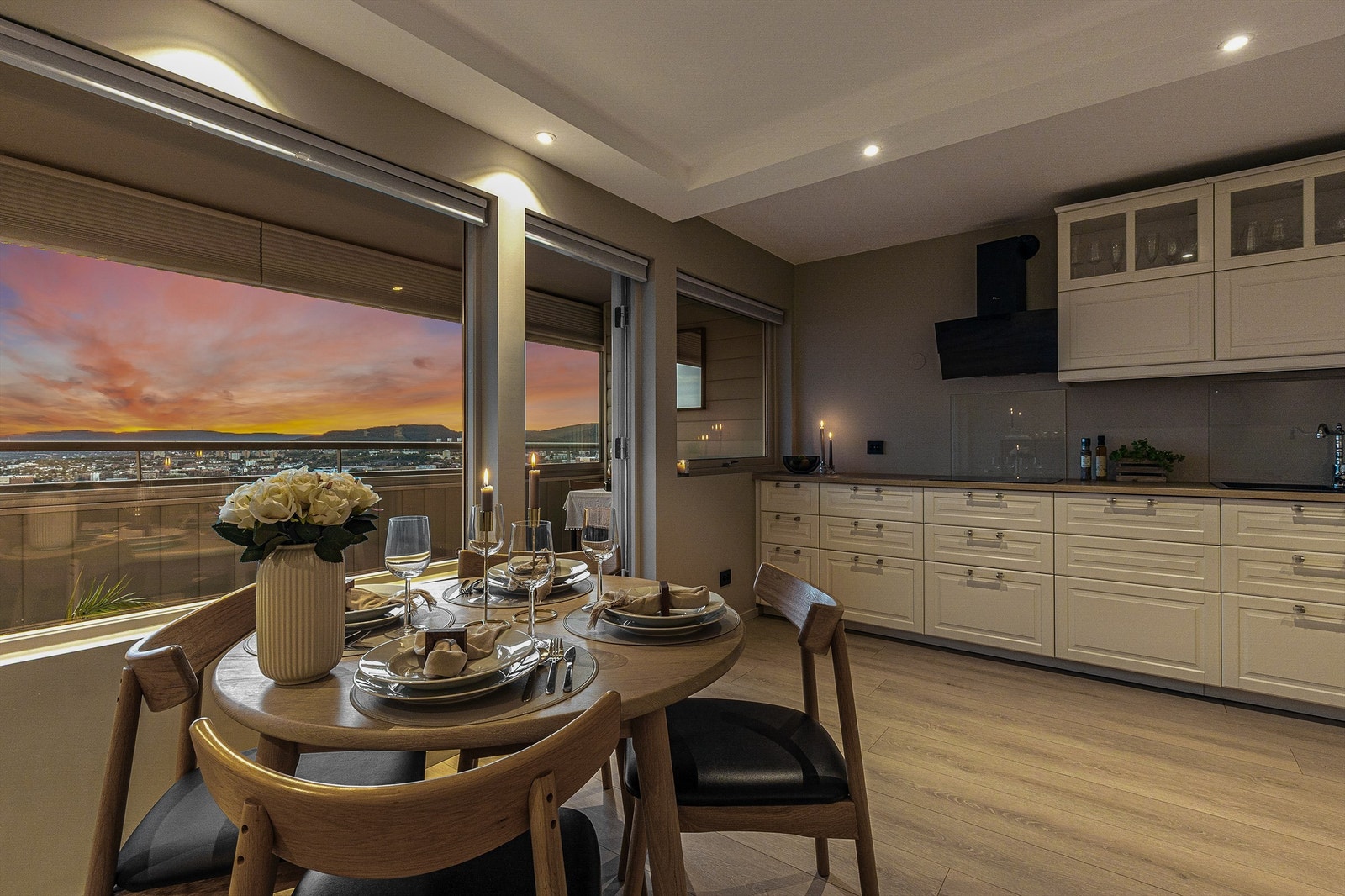 Herfra er det også utgang til boligens vestvendte balkong. Galleribilde