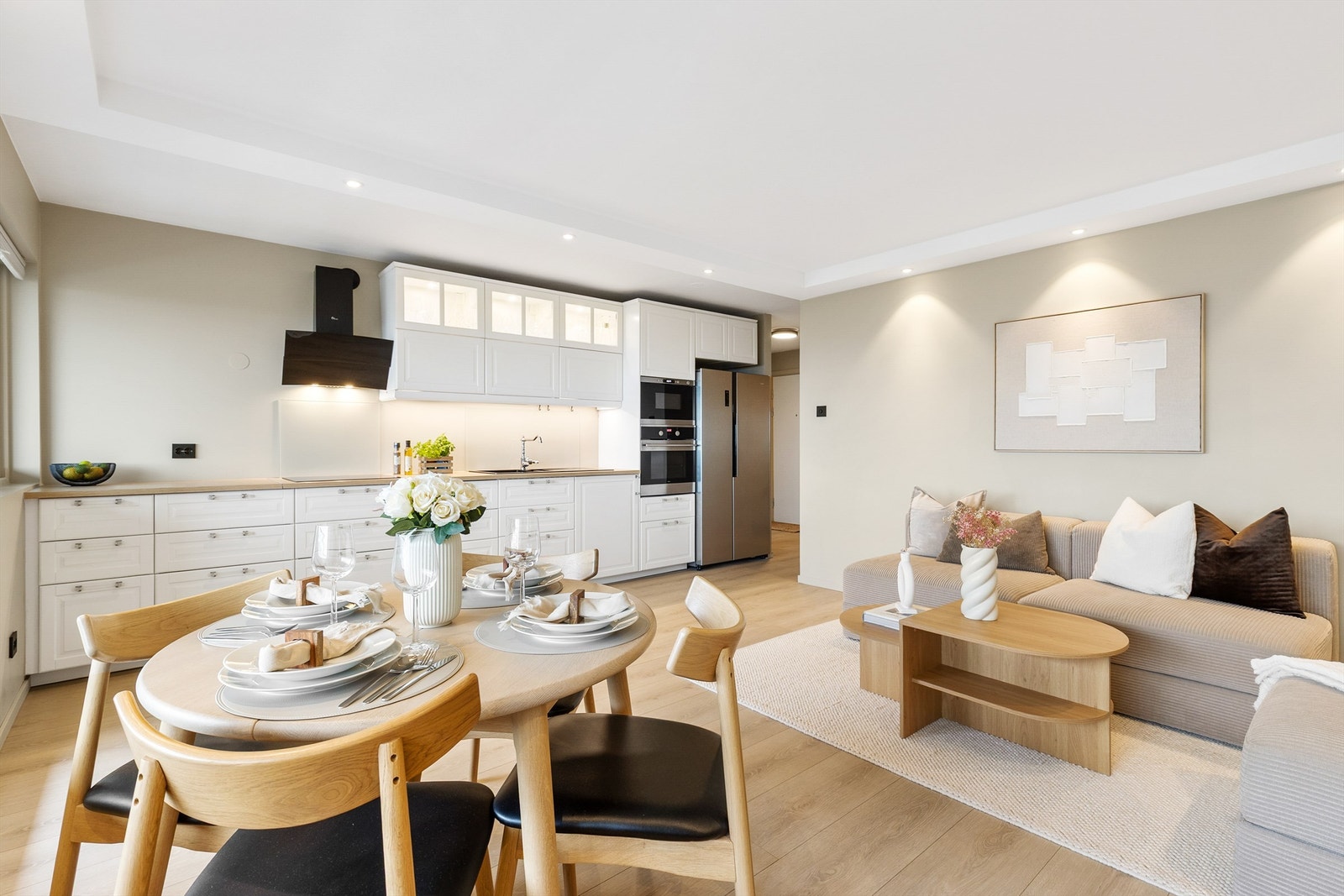 Kjøkkeninnredningen er tidløs og stilren med profilerte fronter og laminat benkeplate med nedfelt vaskekum. Galleribilde