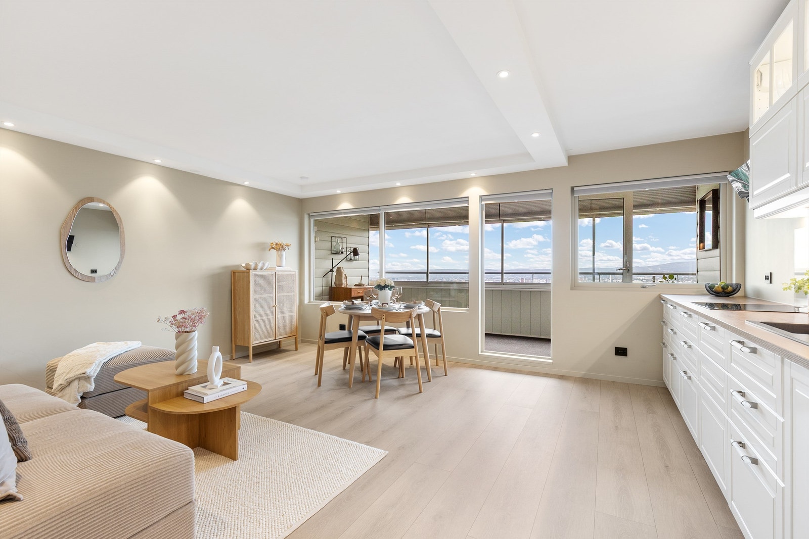 Den åpne stue/kjøkken-løsningen skaper et sosialt og naturlig samlingspunkt i leiligheten. Galleribilde