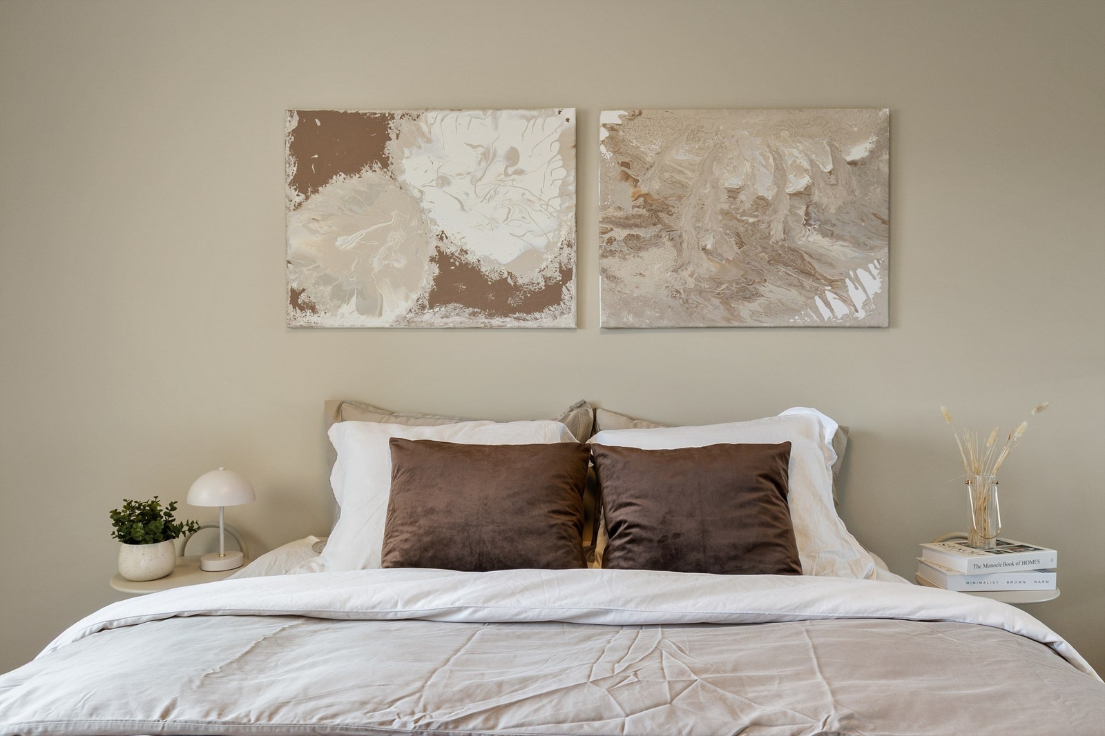 Rommet er malt i rene og nøytrale nyanser som passer perfekt til soverommet. Galleribilde