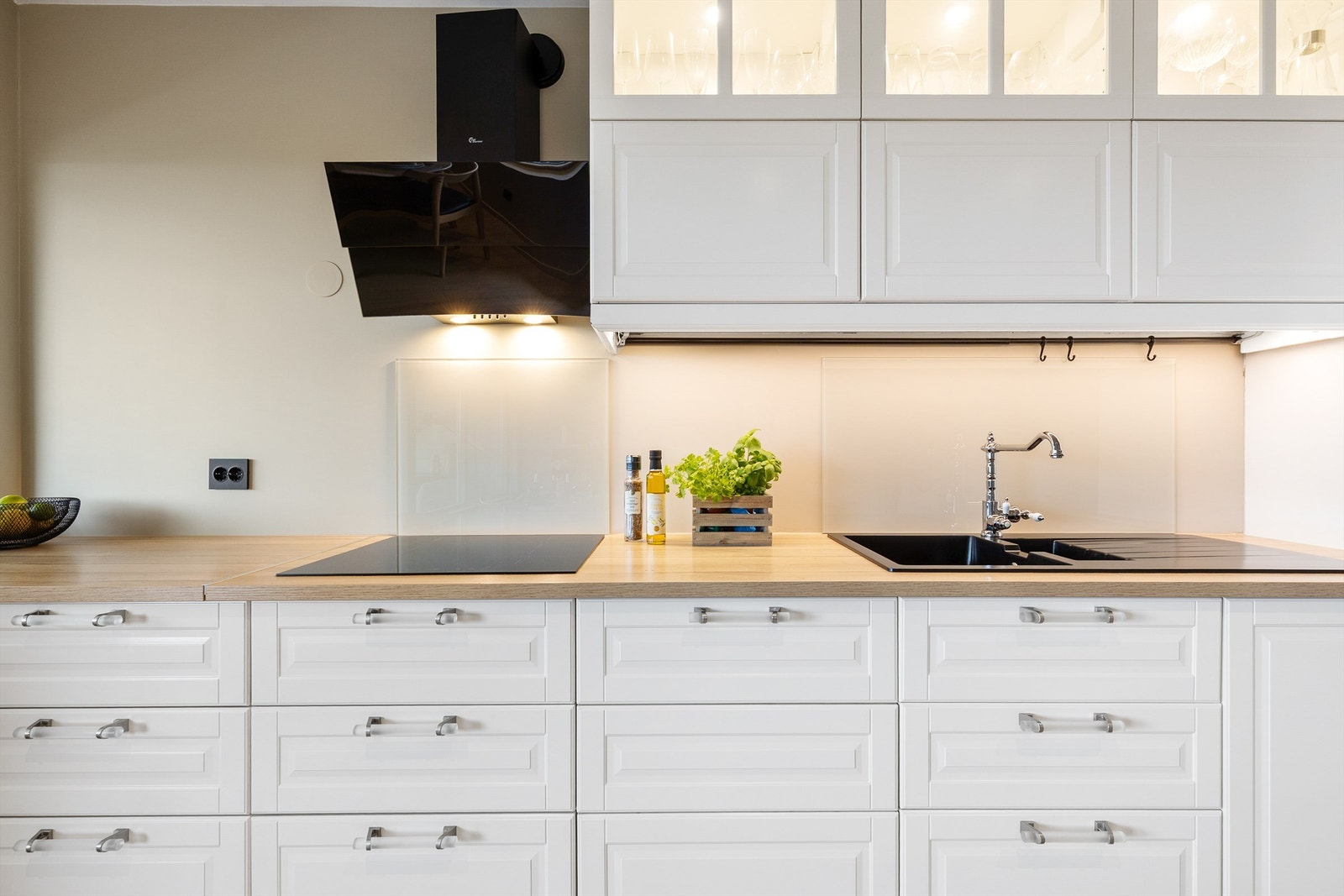 Hvitevarene er sømløst integrert i innredningen og består av oppvaskmaskin, platetopp, micro og stekeovn. Galleribilde