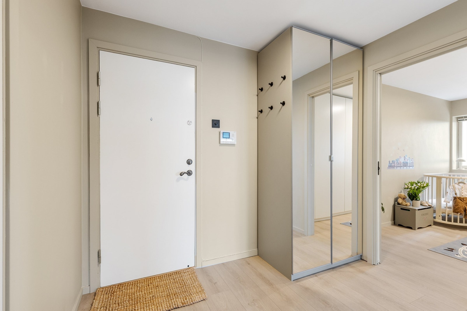 Velkommen inn! Entréen er lys og innbydende og gir et godt førsteinntrykk. Galleribilde